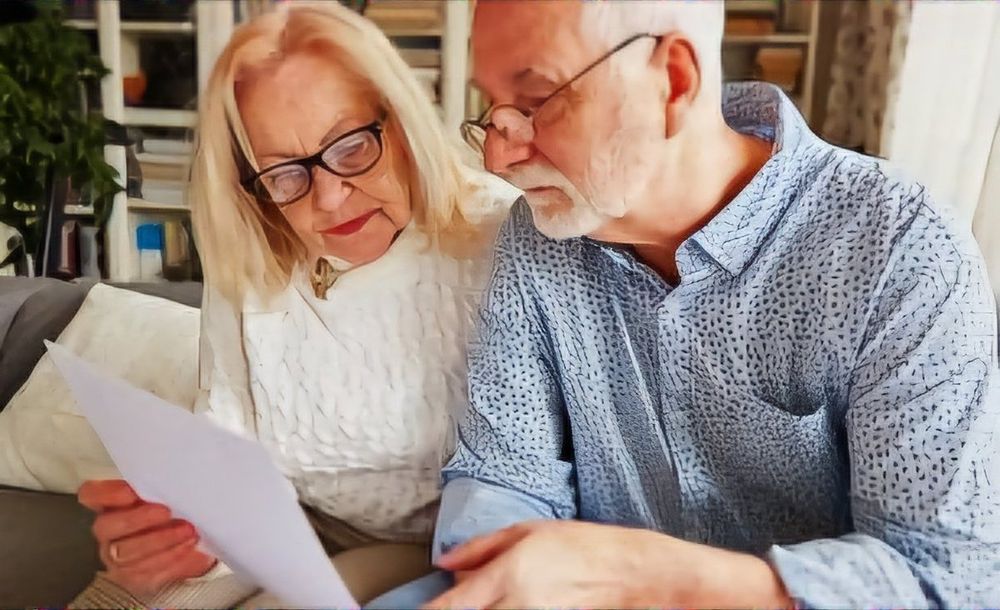 Un couple de retraités lit un texte