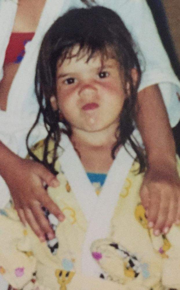 foto minha criança com um roupão do piu piu e do frajola e fazendo uma carinha emburrada toda vermelha
