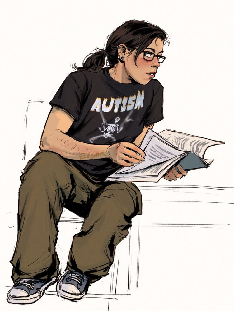 nerd rio com um óculos uma blusa preta escrita autismo com uma caveira usando armas e uma calça larga 