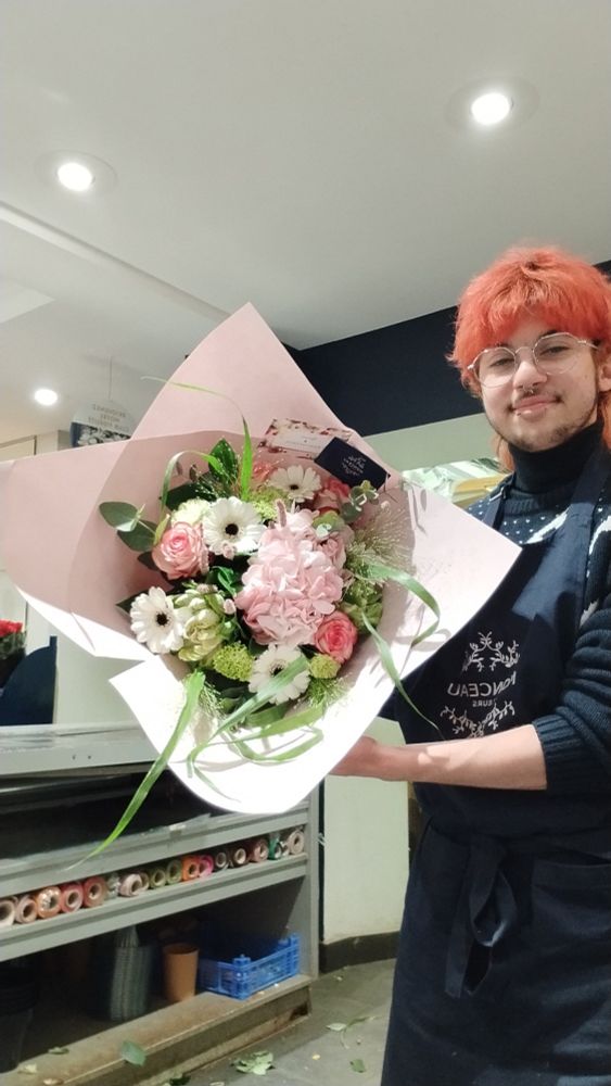 Très beau bouquet d'anniversaire pastel rose et vert (que je tiens) un hortensia rose pâle au centre, eucalyptus, germinis blanches, chrysanthèmes verts et roses vertes (variété spécifique que j'ai oubliée...) et un peu de panicum!