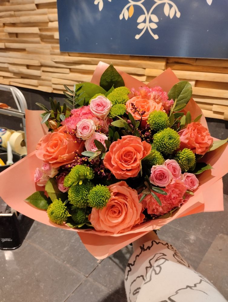 Bouquet rond, rose et vert assez pétant en termes de colorimétrie 