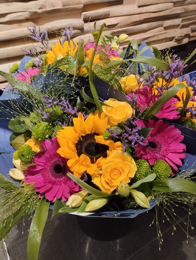 Plusieurs bouquets jaune mauve, avec un tournesol au centre
Coloré 