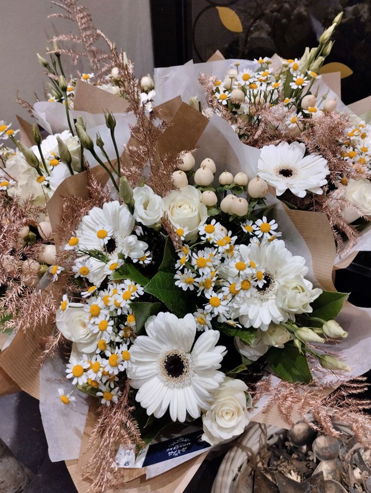 Bouquets blancs et cuivrés, roses germinis lisiantus blanches hypericum et camomille !