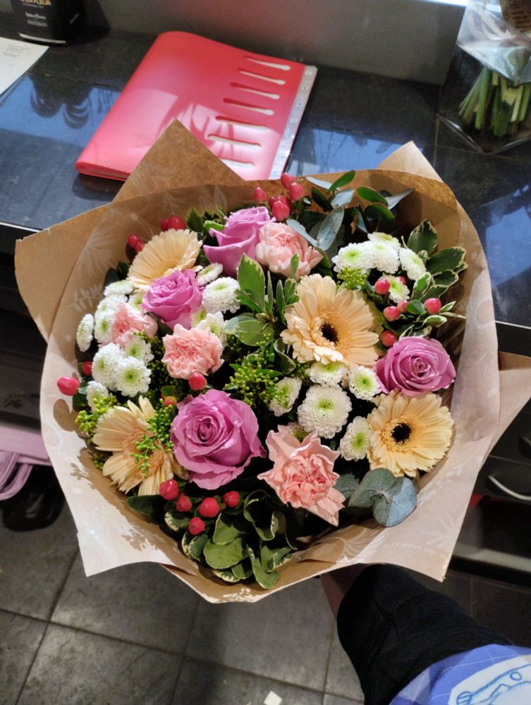 Grand bouquet rond rose poudré et blanc, très printanier 