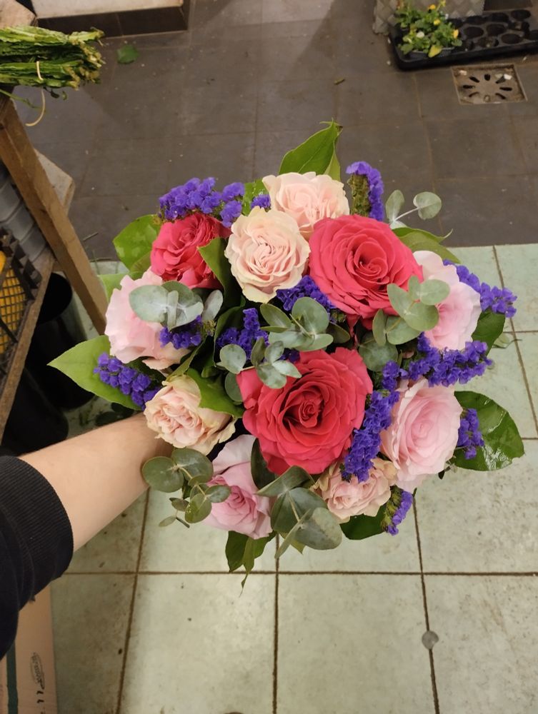Bouquet de rose rose fuchsia et pâle ! Avec de l'eucalyptus et du statice violet 