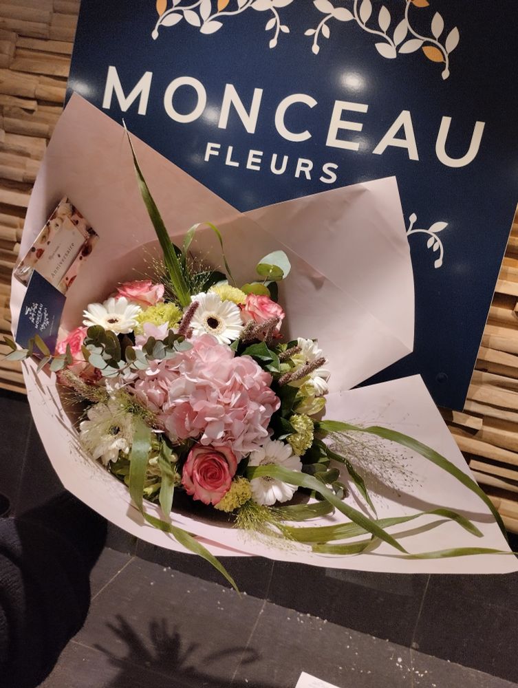 Très beau bouquet d'anniversaire pastel rose et vert : un hortensia rose pâle au centre, eucalyptus, germinis blanches, chrysanthèmes verts et roses vertes (variété spécifique que j'ai oubliée...) et un peu de panicum!