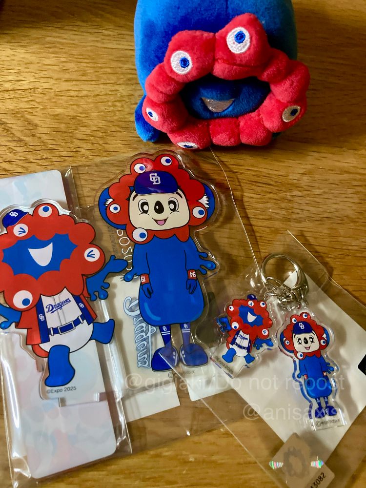 ドアラとミャクミャクくんコラボのアクスタとキーホルダー。可愛い！