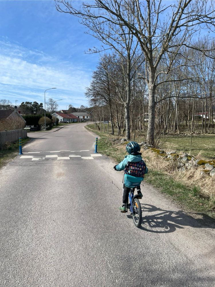 Yngsta sonen på väg hem på sin cykel.