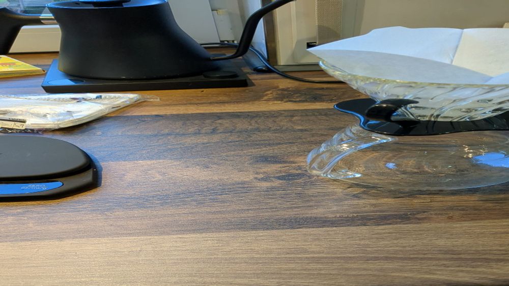 Kaffeezubehör auf einer Arbeitsfläche 