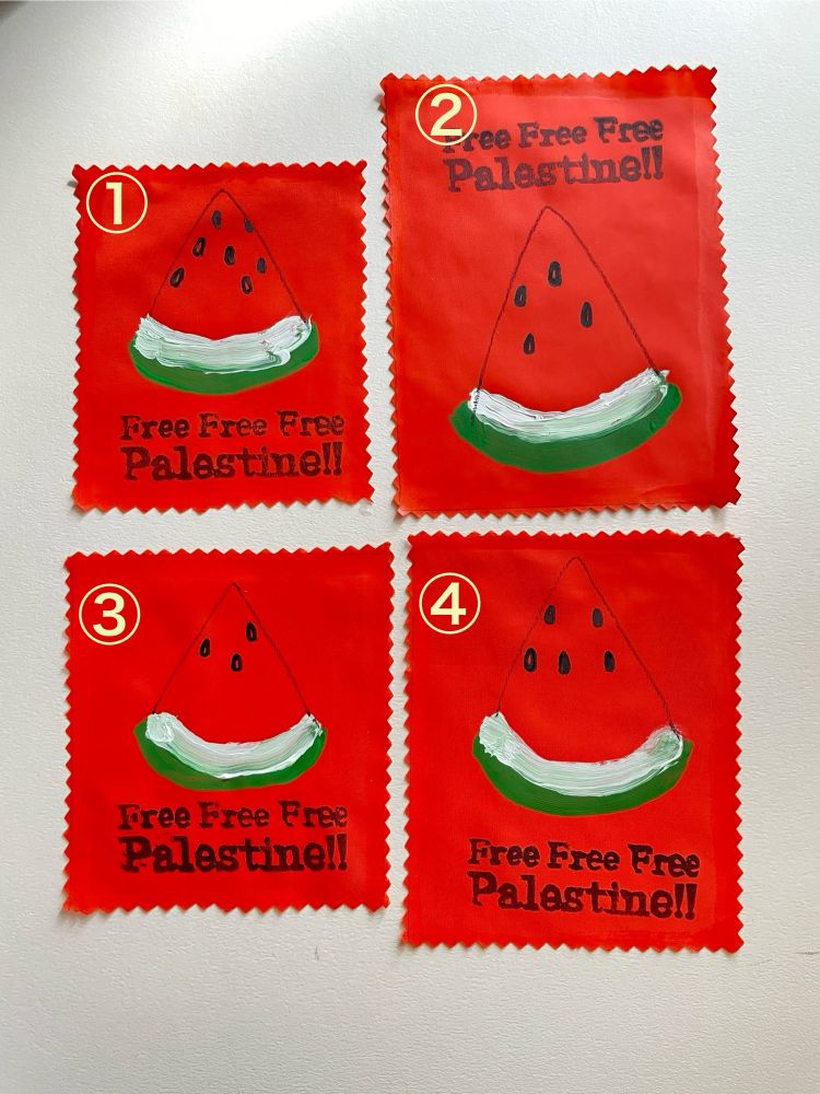 赤い生地のパッチ4枚。1/3の代替テキスト参照。絵の具のマチエール、テキストの位置などそれぞれ異なる。