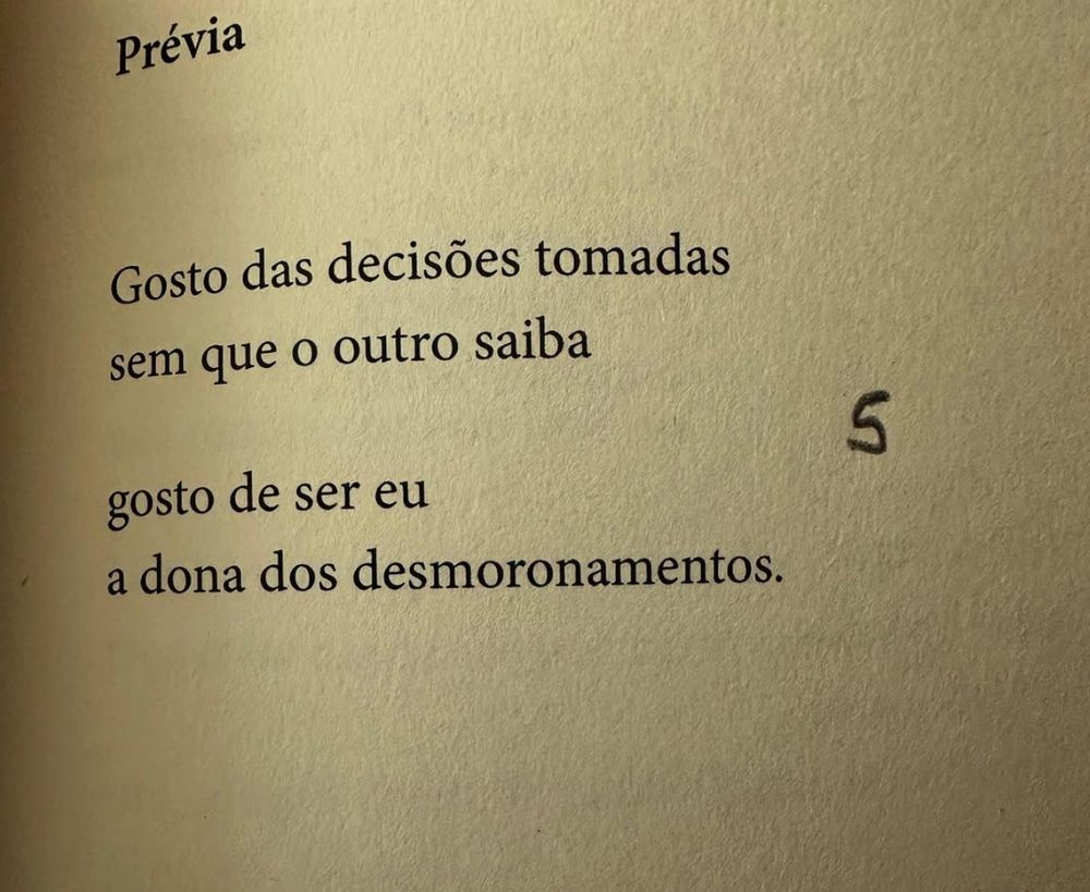 Página do livro onde se encontra um poema. Está escrito: prévia. Gosto das decisões tomadas sem querer o outro saiba gosto de ser eu a dona dos desmoronamentos.