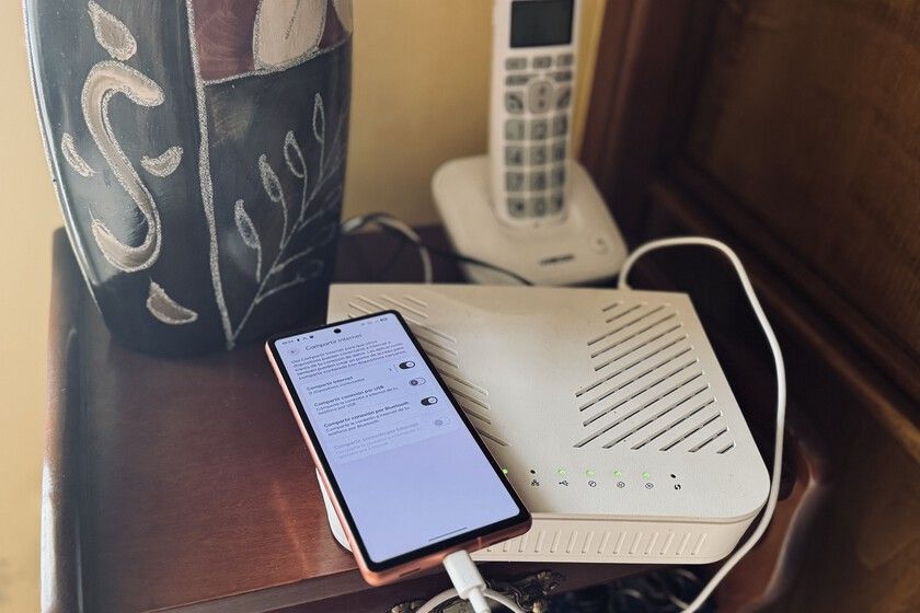Tuve un problema con internet y el USB de mi router me salvó: con un viejo móvil monté un Wi-Fi a prueba de averías 