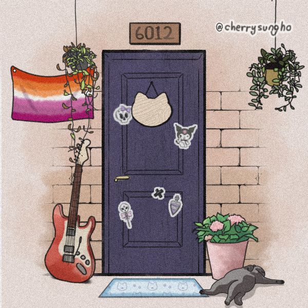porta azul marinho com adesivos da kuromi e uma placa de madeira pendurada. em cima da porta tem uma plaquinha com o número 6012. do lado esquerdo da porta tem uma bandeira lésbica pendurada na parede, um vaso de plantas que parece estar pendurado no teto e uma guitarra vermelha apoiada no parede. do lado direito da porta tem outro vaso de plantas que parece estar pendurado no teto, um vaso de plantas rosa no chão e um gato deitado na frente do vaso. na frente da porta tem um tapete azul claro com desenhos de gatinho.
