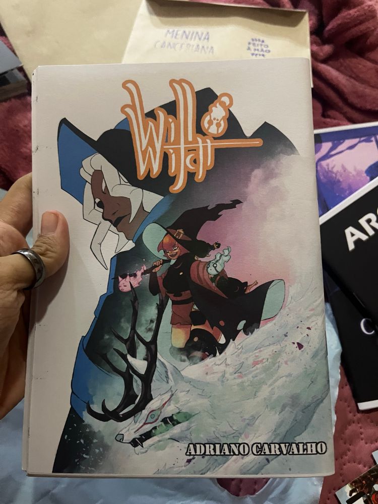 capa do quadrinho will o’ witch. o fundo é branco e tem um personagem grande de perfil ocupando grande parte da página. na silhueta do corpo do personagem está outra personagem correndo com uma criatura que parece um lobo com chifres de veado