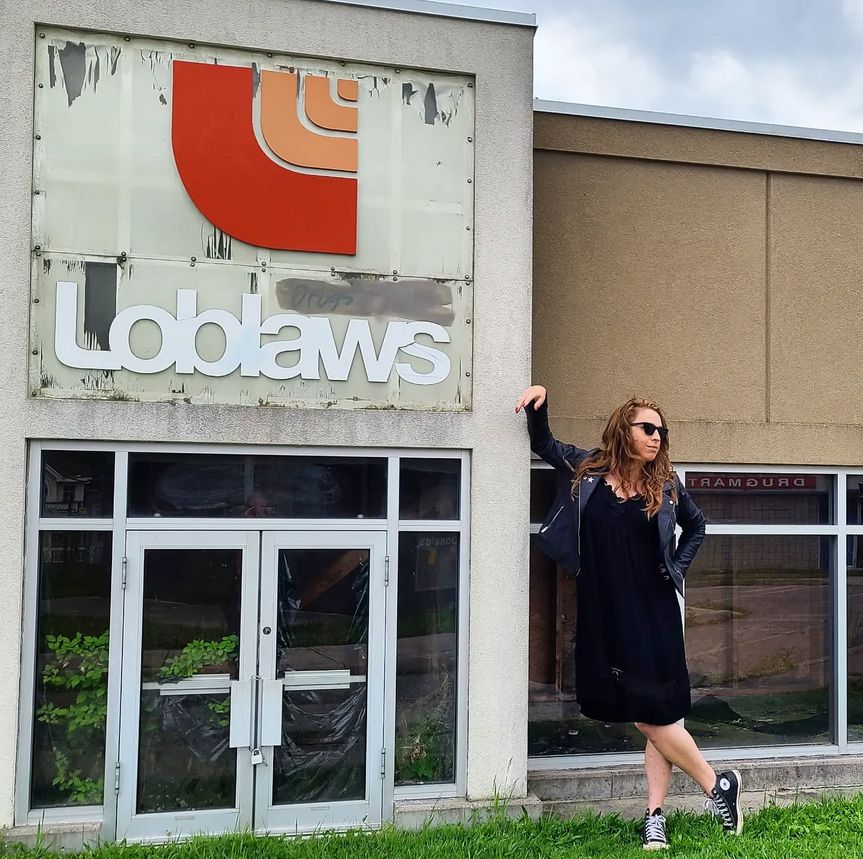 giant me standing beside a loblaws and I'm half the size of the building not really it's a tiny loblaws but still it's funny I think okay whatever have a nice day 