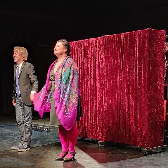 Susan Hecker und Hilmar Henjes beim Schlussapplaus auf der Bühnre