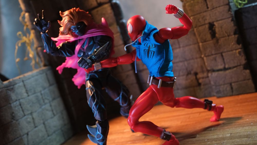 Scarlet Spider fighting against Kaine in some kind of abandoned building