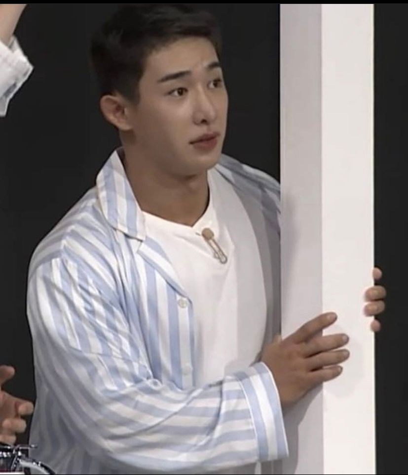 Wonho looking a little shocked/concerned 