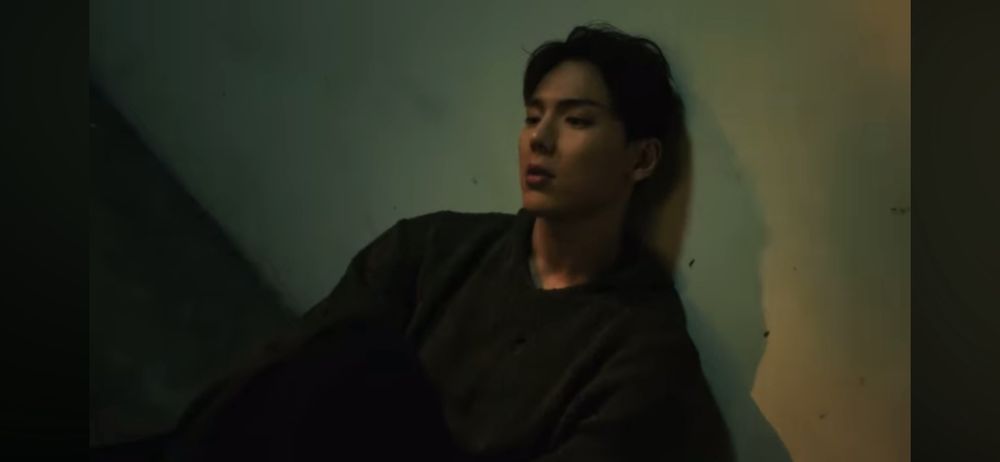 Shownu sitting against a wall in the Baby Blue teaser 