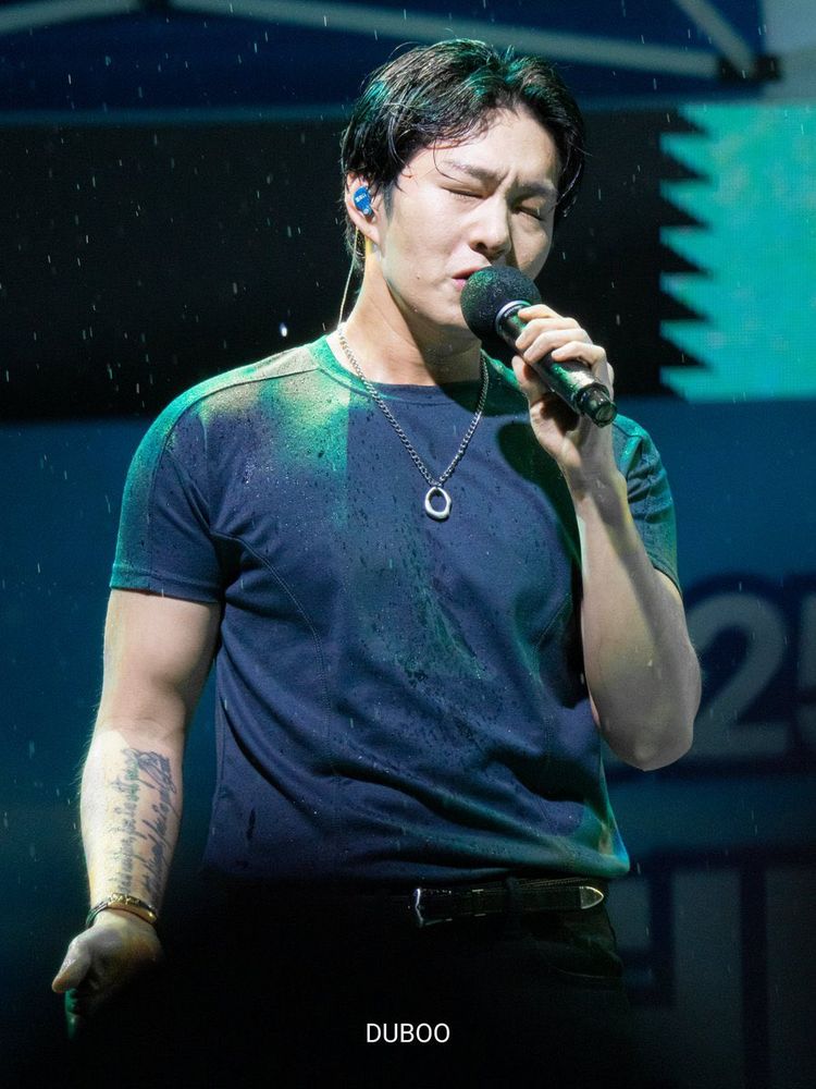 Btob lee Changsub performing on stage 