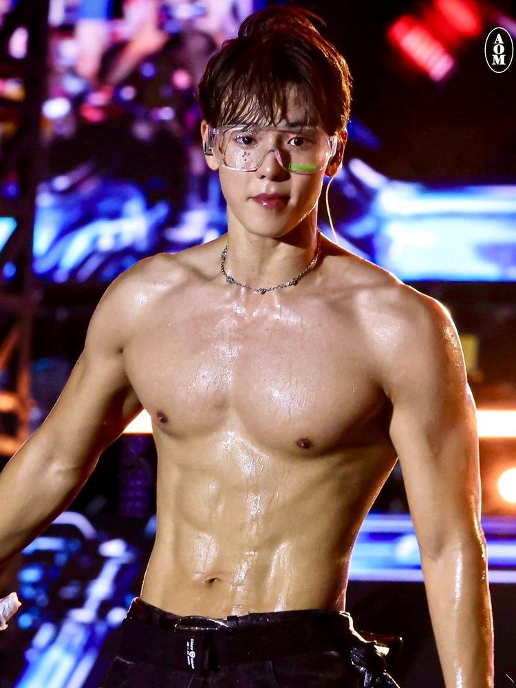 Monsta x shownu at waterbomb 