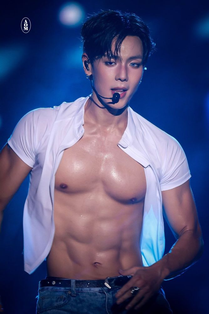 Monsta x shownu at waterbomb 