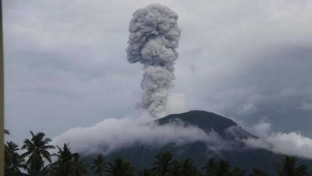 Gunung Ibu Alami Erupsi Belasan Kali