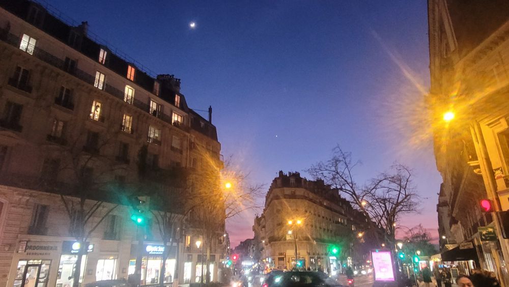 Quartier de Lune en mode avec des immeubles parisiens au premier plan