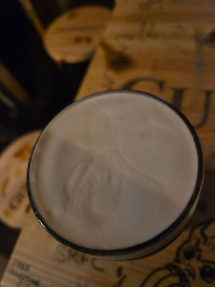 Tentative de trèfle dans la mousse d'une Guinness 