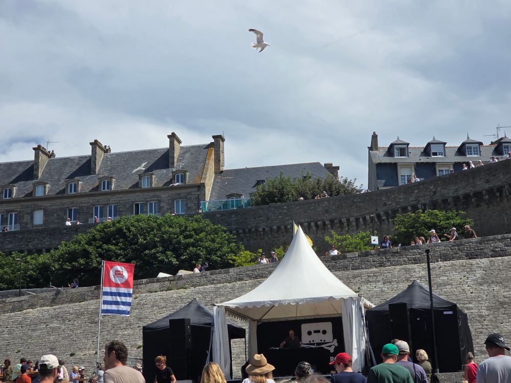 La plage de bon secours à St Malo côté rempart avec un dj set de la route du rock.
