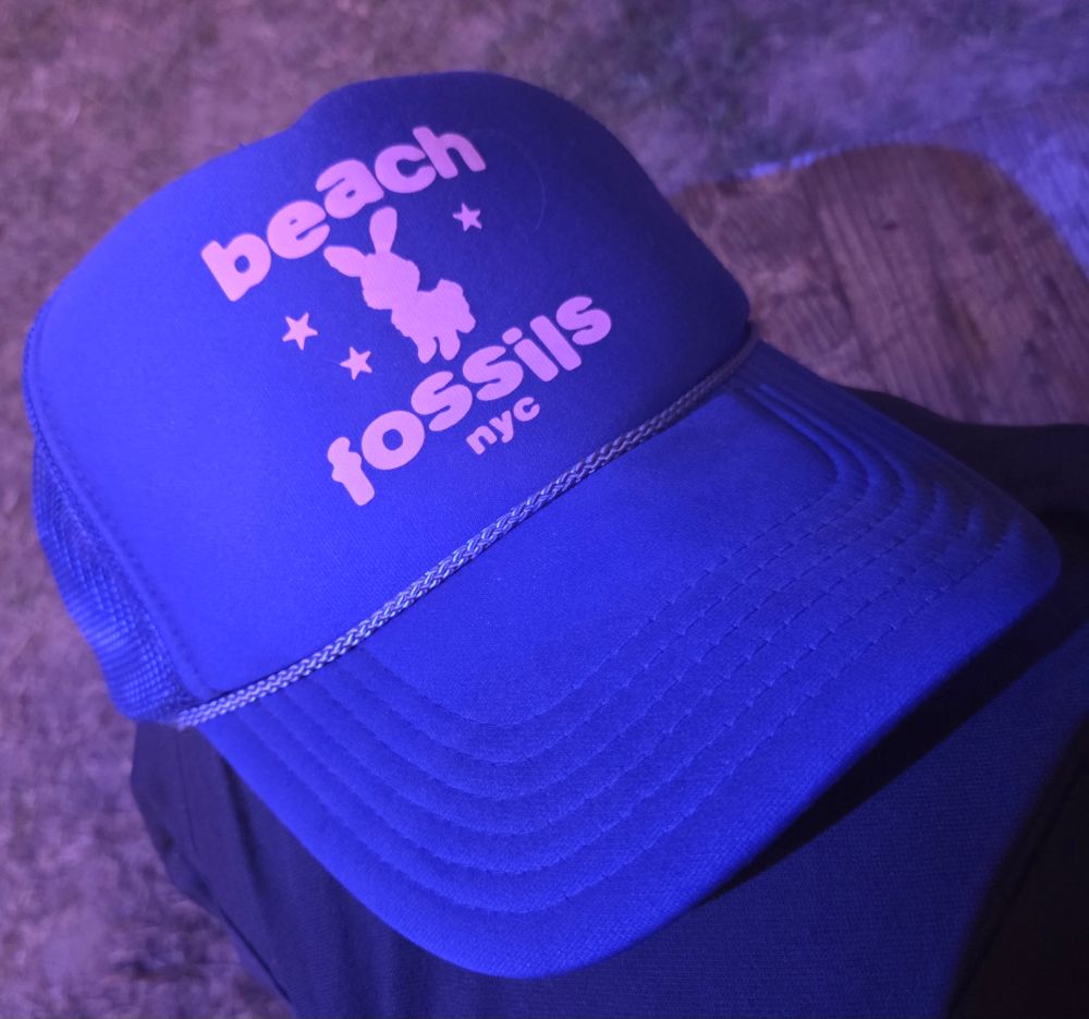 Casque bleu et rose des Beach Fossils sou(l)s la lumière tamisée d'un chapiteau quelque part en Bretagne 