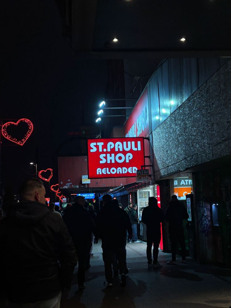 Reeperbahn. Werbeschild auf dem "St. Pauli Shop reloaded" steht.