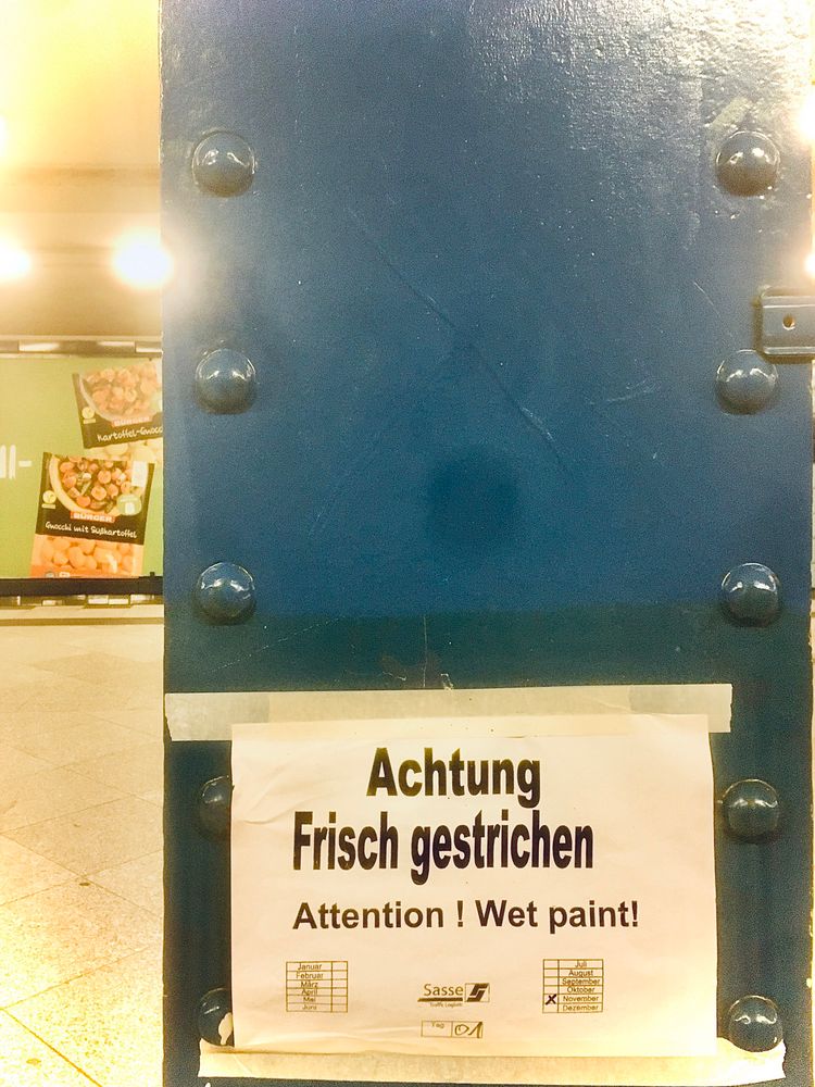 Foto: „Achtung frisch gestrichen“-Schild U-Bahnhof Frankfurter Tor 