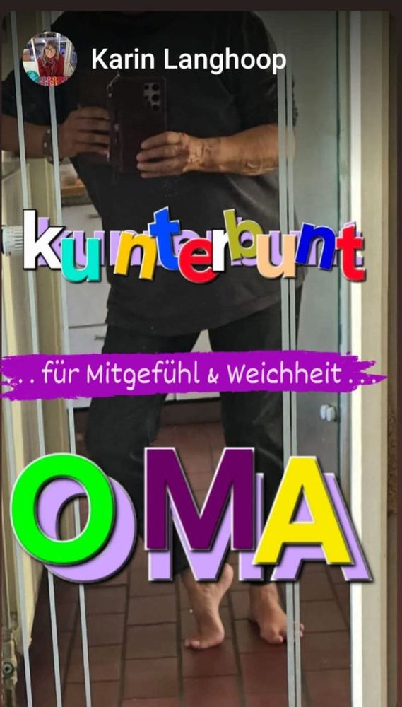 eine bunt gekleidete Frau, die sich selbst vor dem Spiegel fotografiert. Text: Karin Langhoop OMA kunterbunt für Mitgefühl und Weichheit