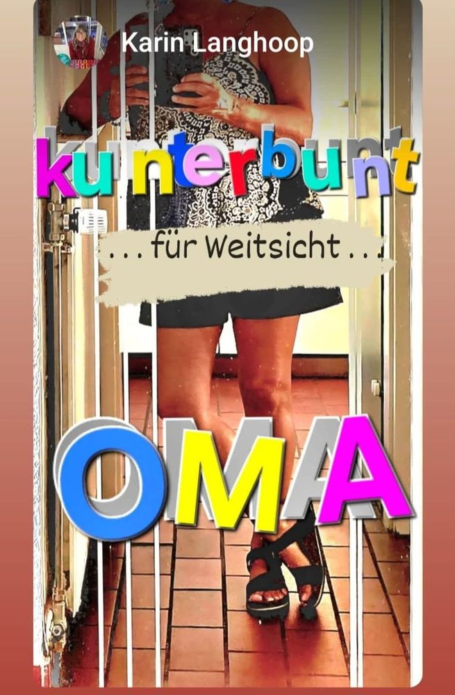 eine bunt gekleidete Frau, die sich selbst vor dem Spiegel fotografiert. Text: Karin Langhoop OMA kunterbunt für Weitsicht
