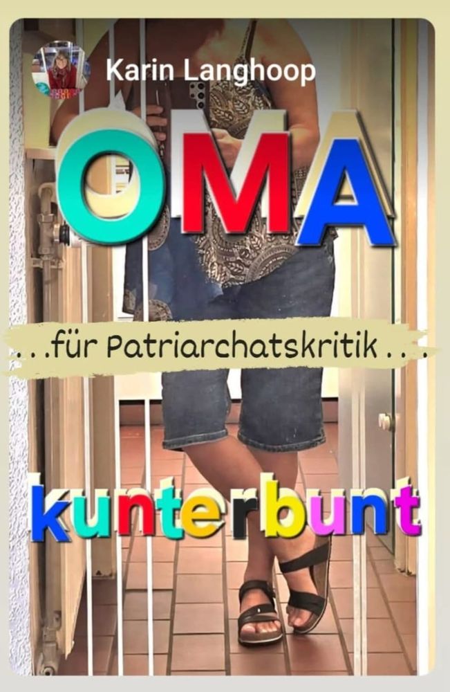 eine bunt gekleidete Frau, die sich selbst vor dem Spiegel fotografiert. Text: Karin Langhoop OMA kunterbunt für Patriarchatskritik
