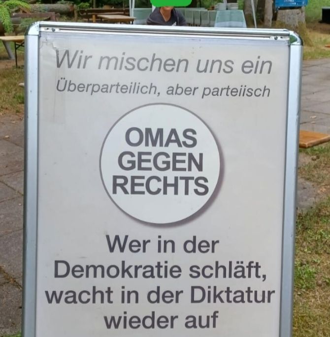 Aufsteller OMAS GEGEN RECHTS
Wer in der Demokratie schläft, wacht in der Diktatur wieder auf..