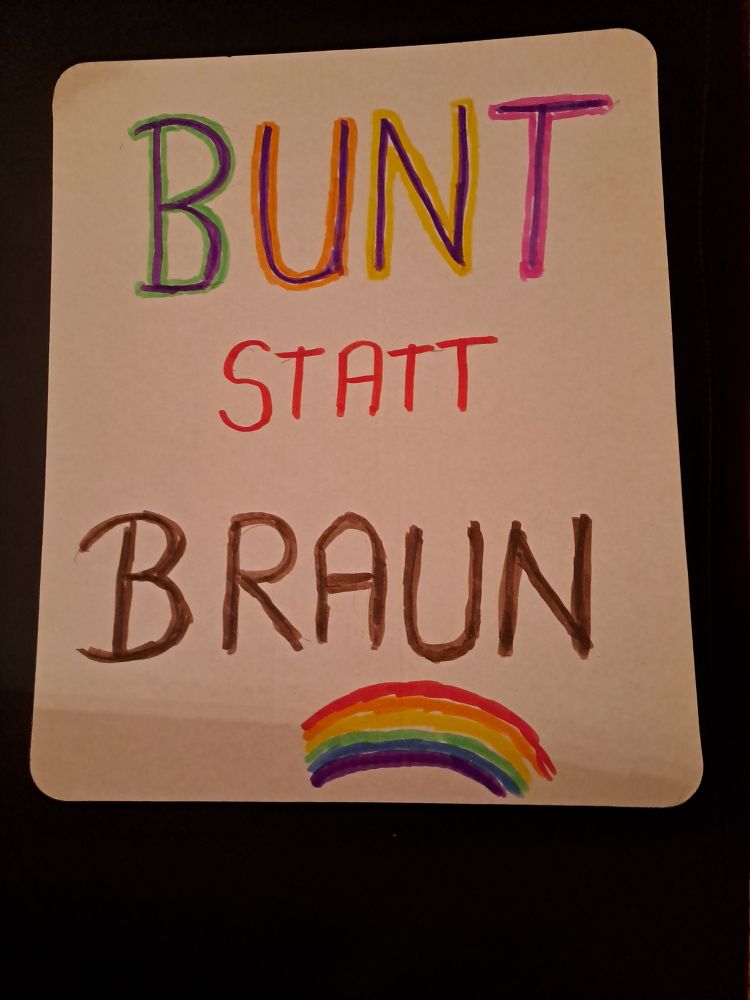 Bunt (in bunten Farben) statt Braun 
Darunter ein Regenbogen