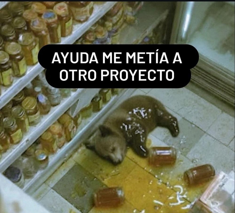 Un osezno en el piso con tarros de miel vacios a su alrededor que claramente se comió con la frase Ayuda, me metí a otro proyecto. 