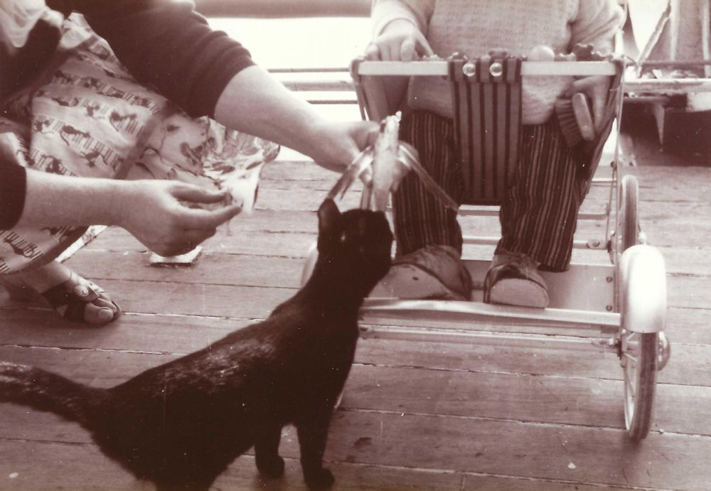 Min mor viser meg og skipskatten en flyvefisk som hadde havnet på dekk. 1964. 