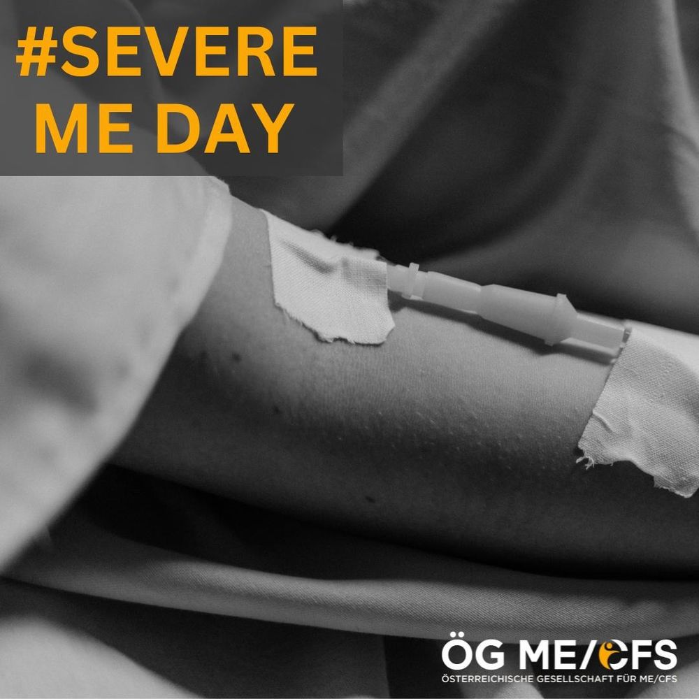 Zu sehen ist die orange Überschrift “#SEVERE ME DAY”. Im Hintergrund sieht man ein Bild eines im Bett liegenden Arms mit einem mit Pflaster fixiertem Infusionsschlauch. Rechts unten ist das Logo der ÖG ME/CFS zu sehen. 
