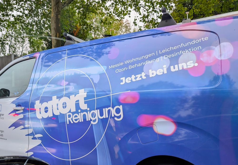 Ein Transporter mit der Aufschrift "Tatort Reinigung" im Stil der Tatort Serie.