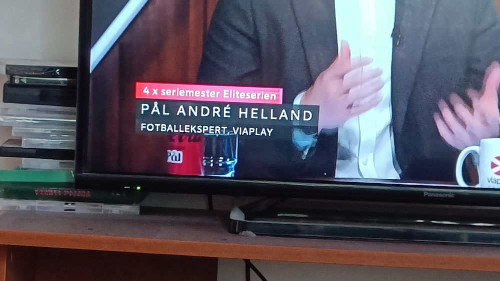 Bilete frå Viasat-studio. Pål Andre Helland har ståande framfor seg ein Cola Zero-boks med namnet "Pål"
