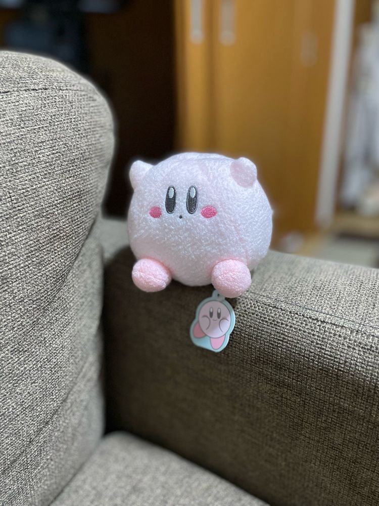 ソファに座るまんぷくカービィ