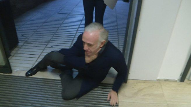 Eduardo Inda en el suelo fingiendo una agresión