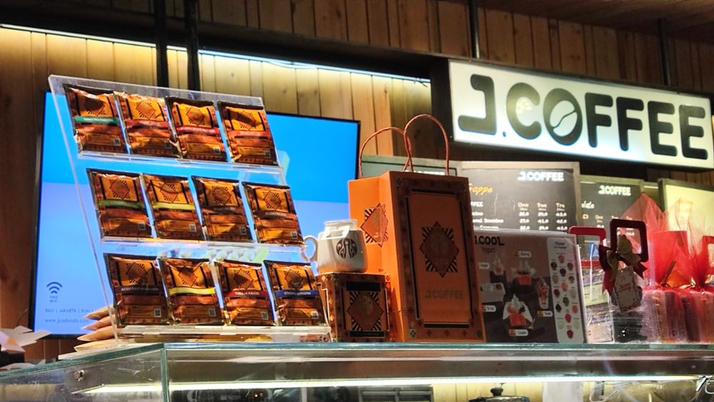 Coffee plastic wrapped in orange colors, just like Bacha brand.