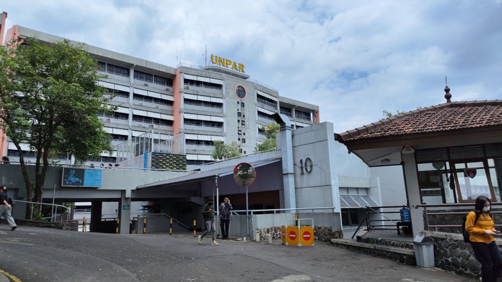 Picture of several buildings. One building at the back shows the text UNPAR, while the building at the front side contains the number 10.