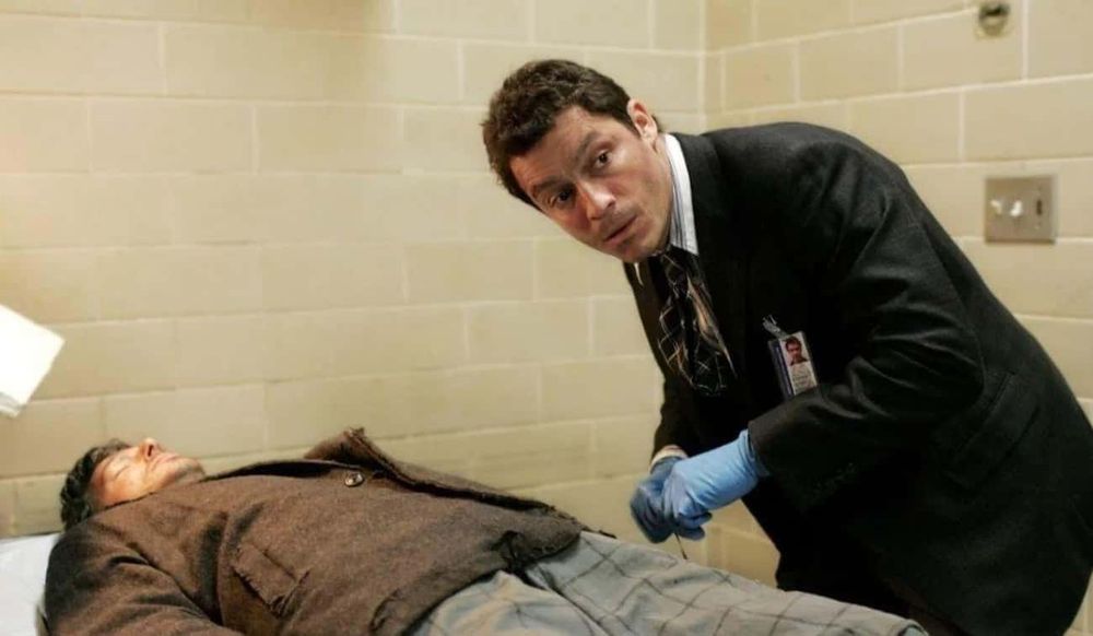 Mcnulty tying a ribbon on a dead man in season 5 of the wire