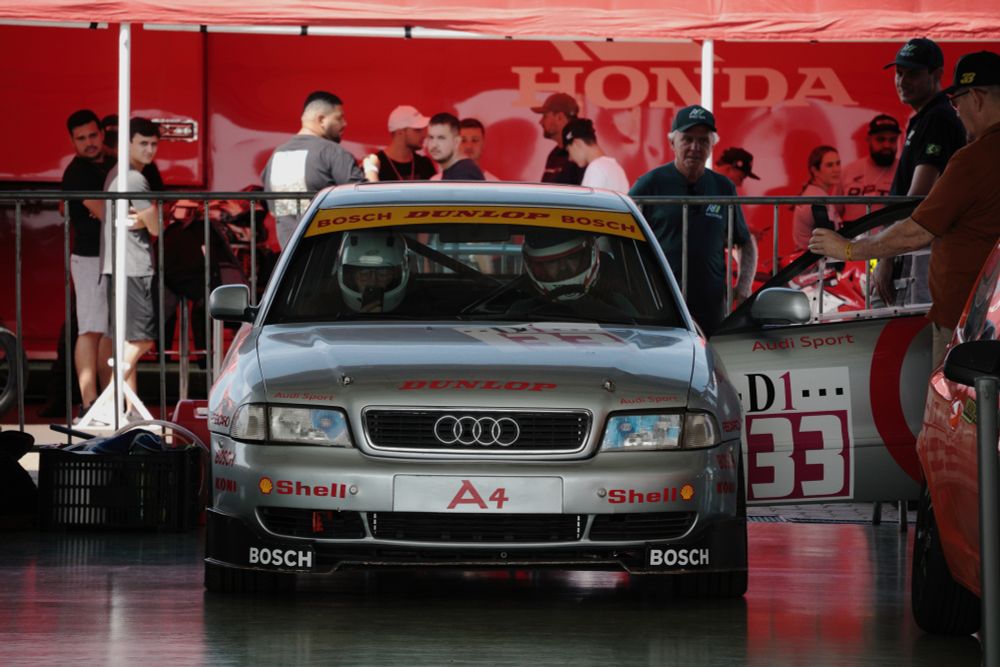 Visão frontal de Audi A4 preparado para trackday no Raceville 
