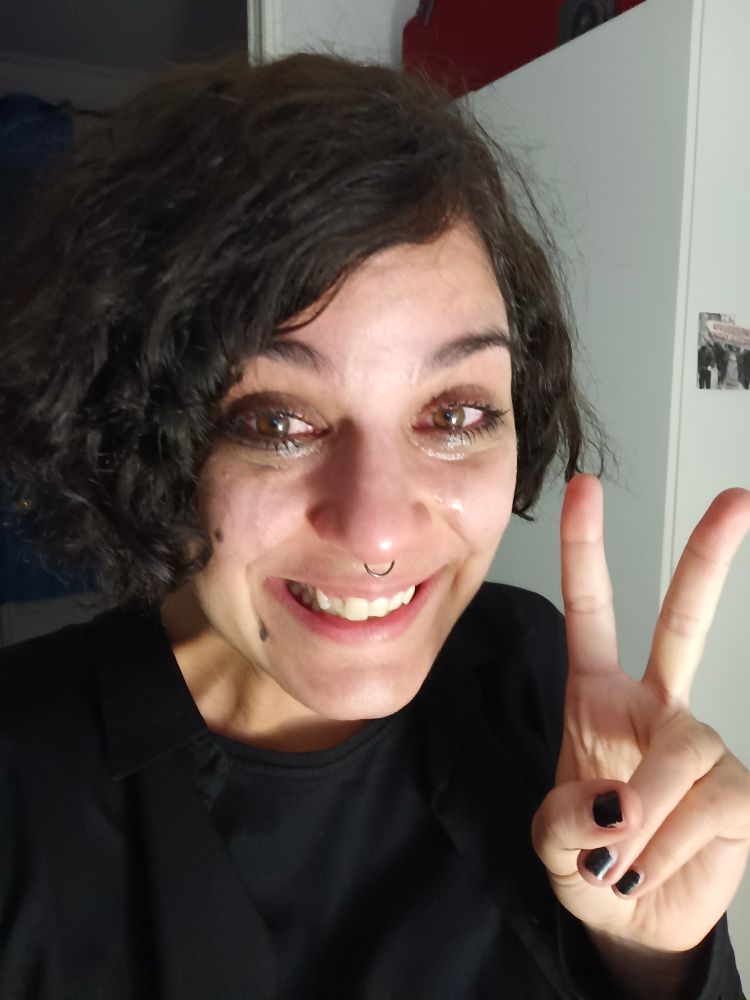 Leicht manisch grinsend mit Mascara Tränen